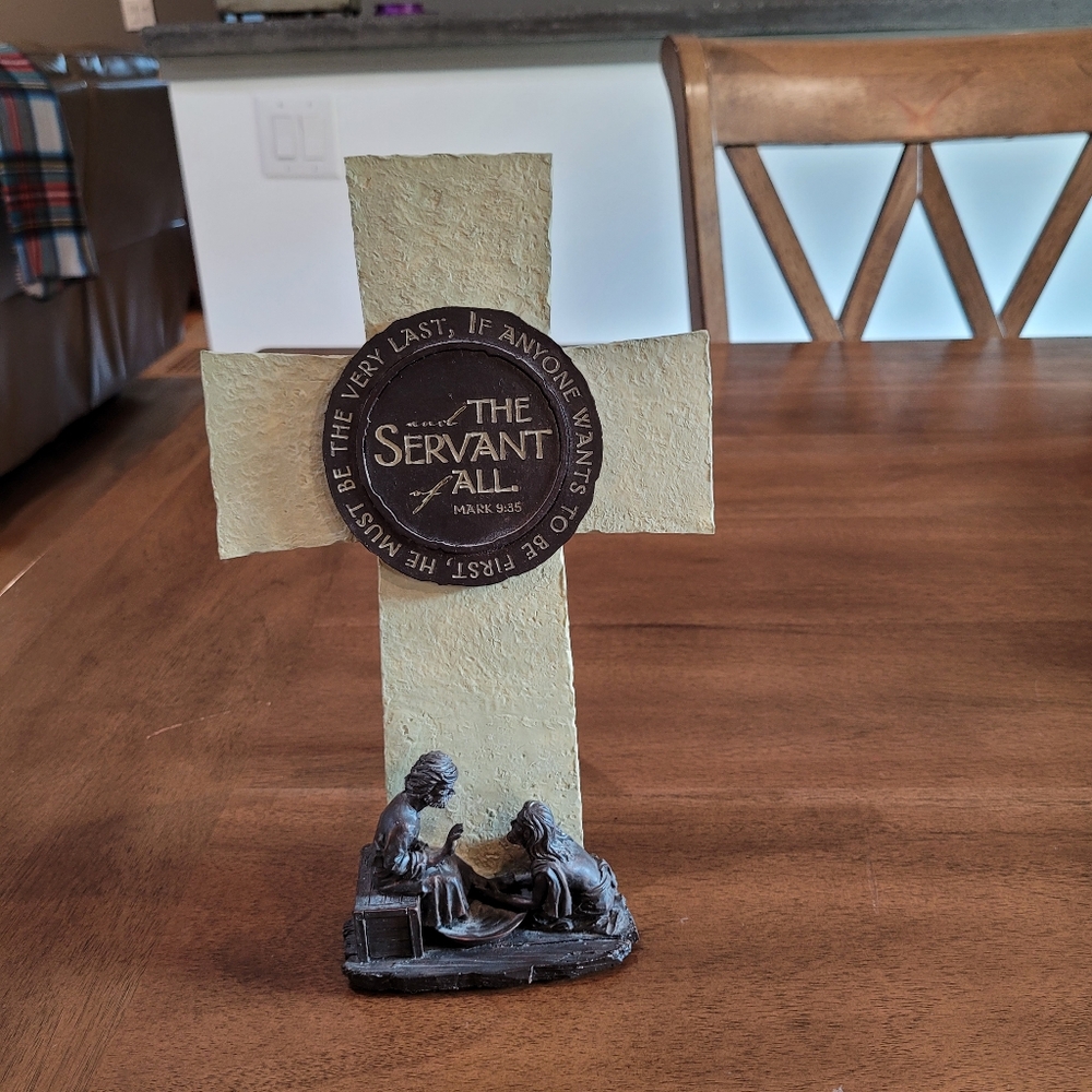 Humble Servant Scripture Cross. Sculpture Jesus washing deciples feet - Picture 2 of 11